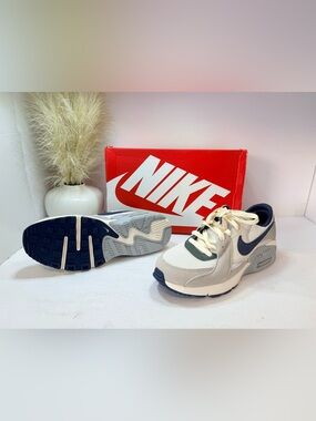 102. Nike Air Max Excee Runner in White, Navy and Gray 7m or 8.5 women